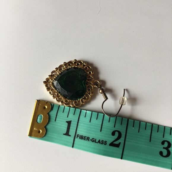 Gold tone deep green heart earrings - Picture 5 of 8